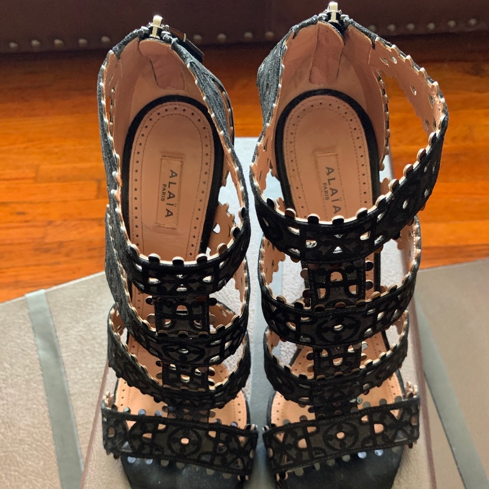 🛑SOLD🛑 Alaia Black Suede Laser Cut Sandals Size - Picture 3 of 9
